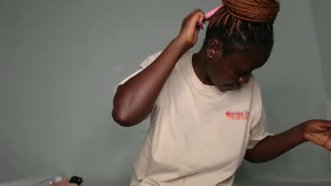 Snapshot of prettyliz1999 chatting on 02.13.25 Lizzy online show from 02.13.25