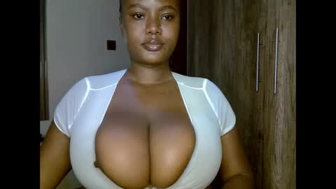 Snapshot of prettypearl_ chatting on 02.08.25 pearl online show from 02.08.25