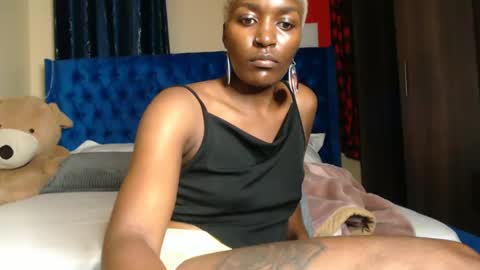 Snapshot of prettyquee chatting on 01.12.25 sasha online show from 01.12.25