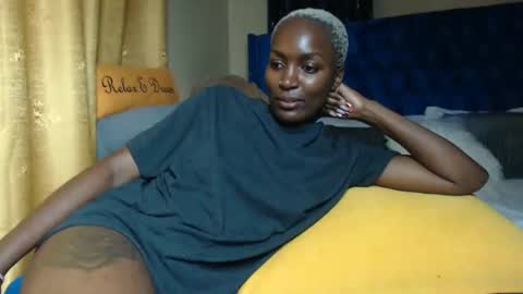 Snapshot of prettyquee chatting on 03.05.25 sasha online show from 03.05.25