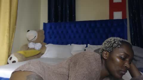 Snapshot of prettyquee chatting on 11.27.25 sasha online show from 11.27.25