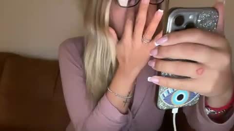 Snapshot of prettyyykittyyy22 chatting on 09.21.25 prettyyykittyyy22 online show from 09.21.25