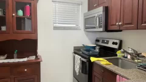 Snapshot of prettyyykittyyy22 chatting on 09.30.25 prettyyykittyyy22 online show from 09.30.25