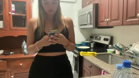 Snapshot of prettyyykittyyy22 chatting on 11.08.25 prettyyykittyyy22 online show from 11.08.25