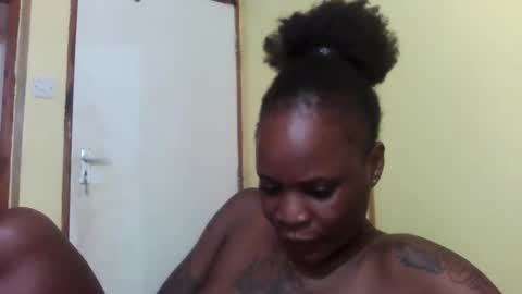 Snapshot of princessmiles2 chatting on 03.05.25 phelly online show from 03.05.25