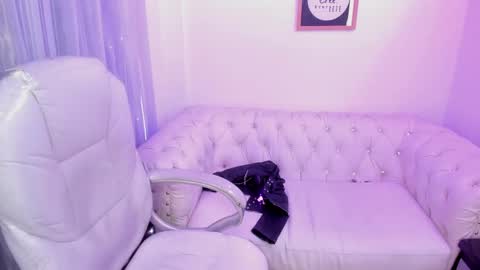 Snapshot of purple_slut_ chatting on 02.28.25 Anna online show from 02.28.25