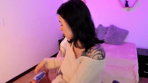 Snapshot of purple_slut_ chatting on 10.17.25 Anna online show from 10.17.25