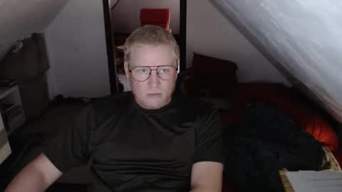 Snapshot of pussylovercb chatting on 09.17.25 pussylovercb online show from 09.17.25