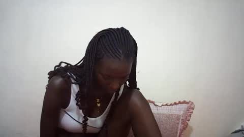 Snapshot of queen_0012 chatting on 06.11.26 asher online show from 06.11.26