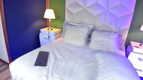 Snapshot of queen__violet chatting on 02.21.25 Queen Violet online show from 02.21.25