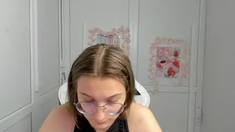 Snapshot of queen_amelie chatting on 06.14.26 Amelie online show from 06.14.26