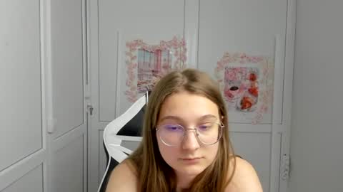 Snapshot of queen_amelie chatting on 06.18.26 Amelie online show from 06.18.26