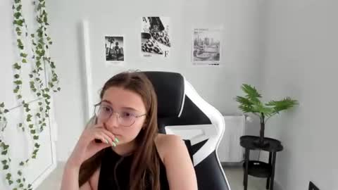 Snapshot of queen_amelie chatting on 06.19.26 Amelie online show from 06.19.26