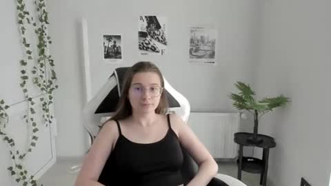 Snapshot of queen_amelie chatting on 06.20.26 Amelie online show from 06.20.26