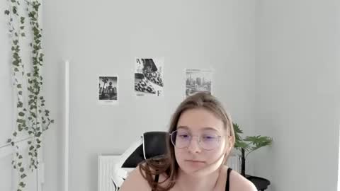 Snapshot of queen_amelie chatting on 06.21.26 Amelie online show from 06.21.26