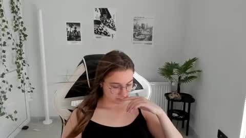 Snapshot of queen_amelie chatting on 07.17.26 Amelie online show from 07.17.26