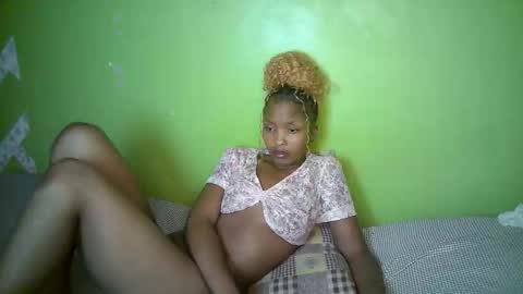 Snapshot of queen_dimple1 chatting on 05.17.26 queen_dimple1 online show from 05.17.26