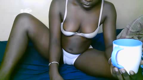 Snapshot of queen_latasha chatting on 12.01.25 queen_latasha online show from 12.01.25