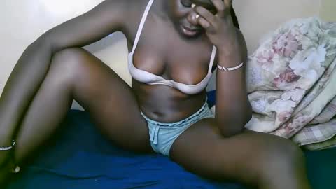 Snapshot of queen_latasha chatting on 12.05.25 queen_latasha online show from 12.05.25