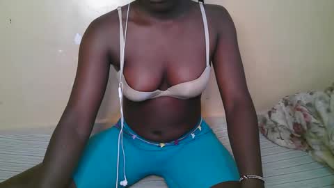 Snapshot of queen_latasha chatting on 12.18.25 queen_latasha online show from 12.18.25