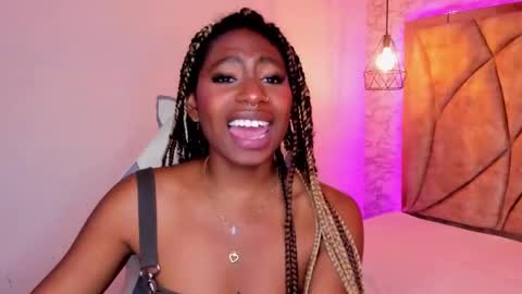 Snapshot of queen_perla_ chatting on 01.11.25 online show from 01.11.25