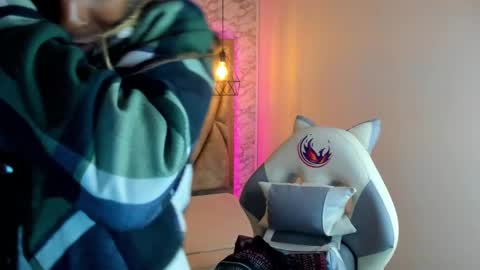 Snapshot of queen_perla_ chatting on 01.15.25 online show from 01.15.25