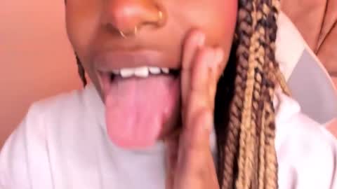 Snapshot of queen_perla_ chatting on 01.20.25 online show from 01.20.25