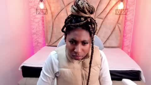 Snapshot of queen_perla_ chatting on 02.02.25 online show from 02.02.25