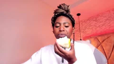 Snapshot of queen_perla_ chatting on 02.19.25 online show from 02.19.25