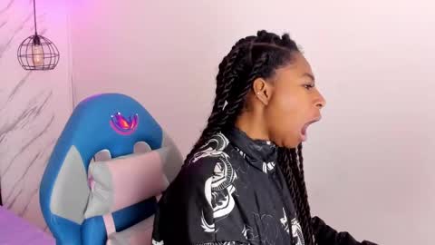 Snapshot of queen_perla_ chatting on 11.11.25 online show from 11.11.25