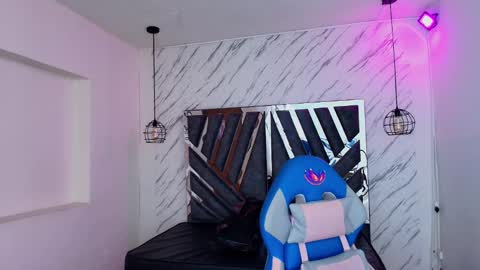 Snapshot of queen_perla_ chatting on 11.20.25 online show from 11.20.25