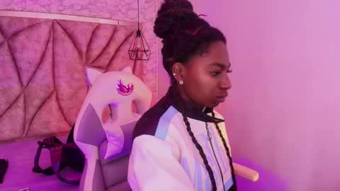 Snapshot of queen_perla_ chatting on 11.21.25 online show from 11.21.25