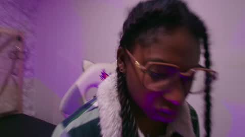 Snapshot of queen_perla_ chatting on 12.03.25 online show from 12.03.25