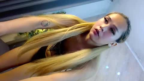 Snapshot of queena10 chatting on 12.19.25 CALL ME YOUR QUEEN AIVY1 online show from 12.19.25