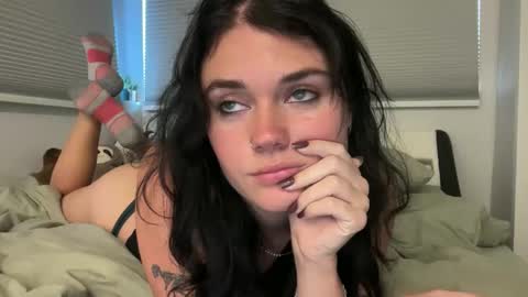 Snapshot of queencassidyy chatting on 11.22.25 Cassidy online show from 11.22.25