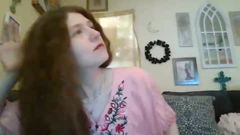 queencrimsonlvx online show from 04.18.26