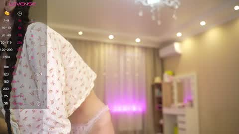 Snapshot of queenelia chatting on 06.18.26 Nelly INSTA queenelia online show from 06.18.26