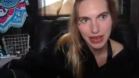 Snapshot of queenhazy chatting on 11.04.25 Queen Hazy online show from 11.04.25