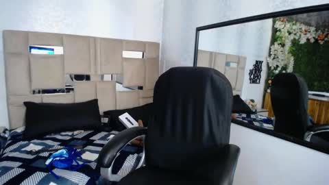 Snapshot of queenjenn__ chatting on 01.14.25 QUEENJEENN online show from 01.14.25