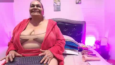 Snapshot of queenmature chatting on 06.10.26 VickyBoobss online show from 06.10.26
