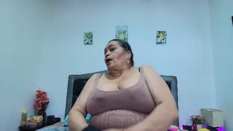 Snapshot of queenmature chatting on 06.15.26 VickyBoobss online show from 06.15.26