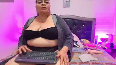 Snapshot of queenmature chatting on 06.25.26 VickyBoobss online show from 06.25.26