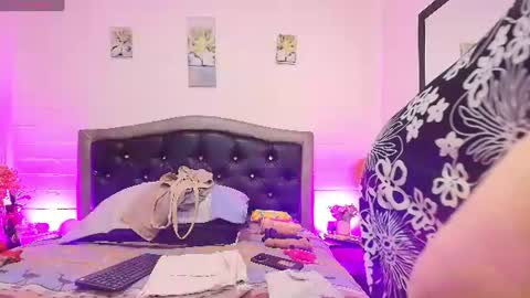 Snapshot of queenmature chatting on 07.04.26 VickyBoobss online show from 07.04.26
