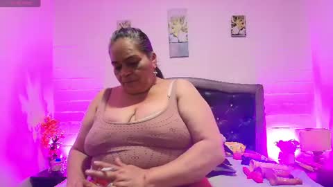 Snapshot of queenmature chatting on 07.06.26 VickyBoobss online show from 07.06.26
