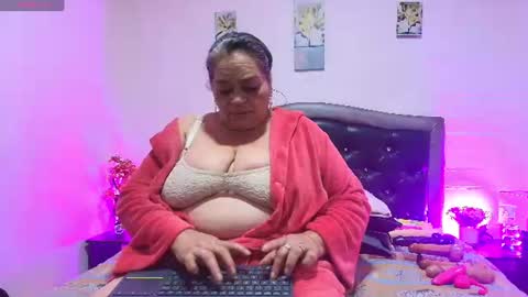 Snapshot of queenmature chatting on 07.18.26 VickyBoobss online show from 07.18.26