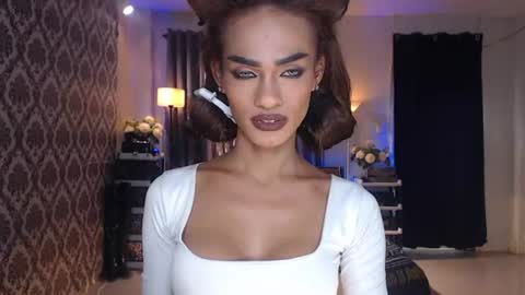 Snapshot of queenvalentinats chatting on 06.15.26 ValentinaMoone online show from 06.15.26