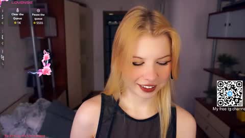 Snapshot of quennabrucker chatting on 09.19.25 Tate online show from 09.19.25