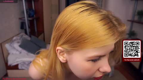 Snapshot of quennabrucker chatting on 09.26.25 Tate online show from 09.26.25