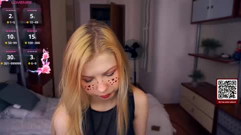 Snapshot of quennabrucker chatting on 09.30.25 Tate online show from 09.30.25