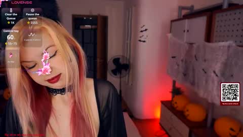 Snapshot of quennabrucker chatting on 10.18.25 Tate online show from 10.18.25